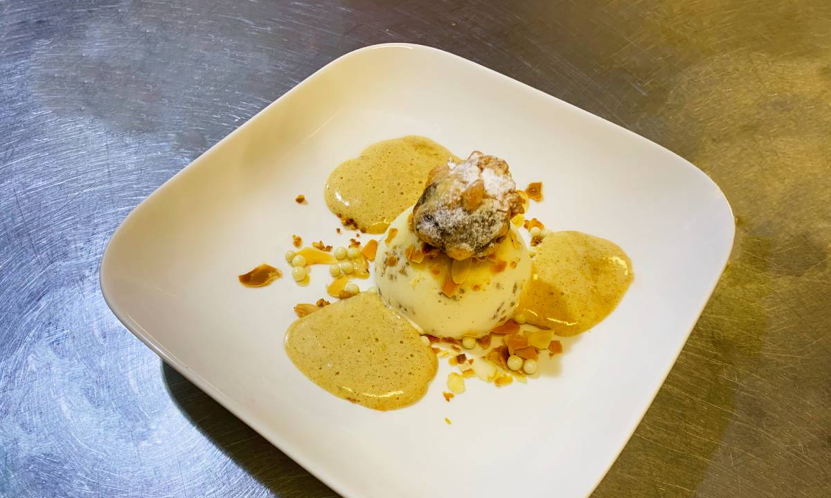 Notenparfait, pruimenbeignets en sabayon van marsala